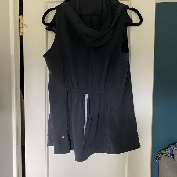 Lululemon on Go the Distance Runners Vest w/ zip-out hood, lightweight, black 8 - Picture 3 of 15